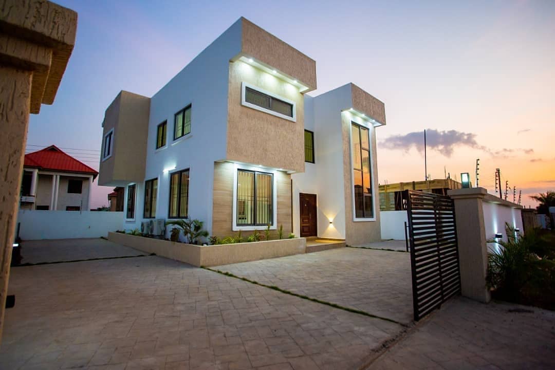 3BEDROOM HOUSE WITH A 1BEDROOM STAFF QUARTERS